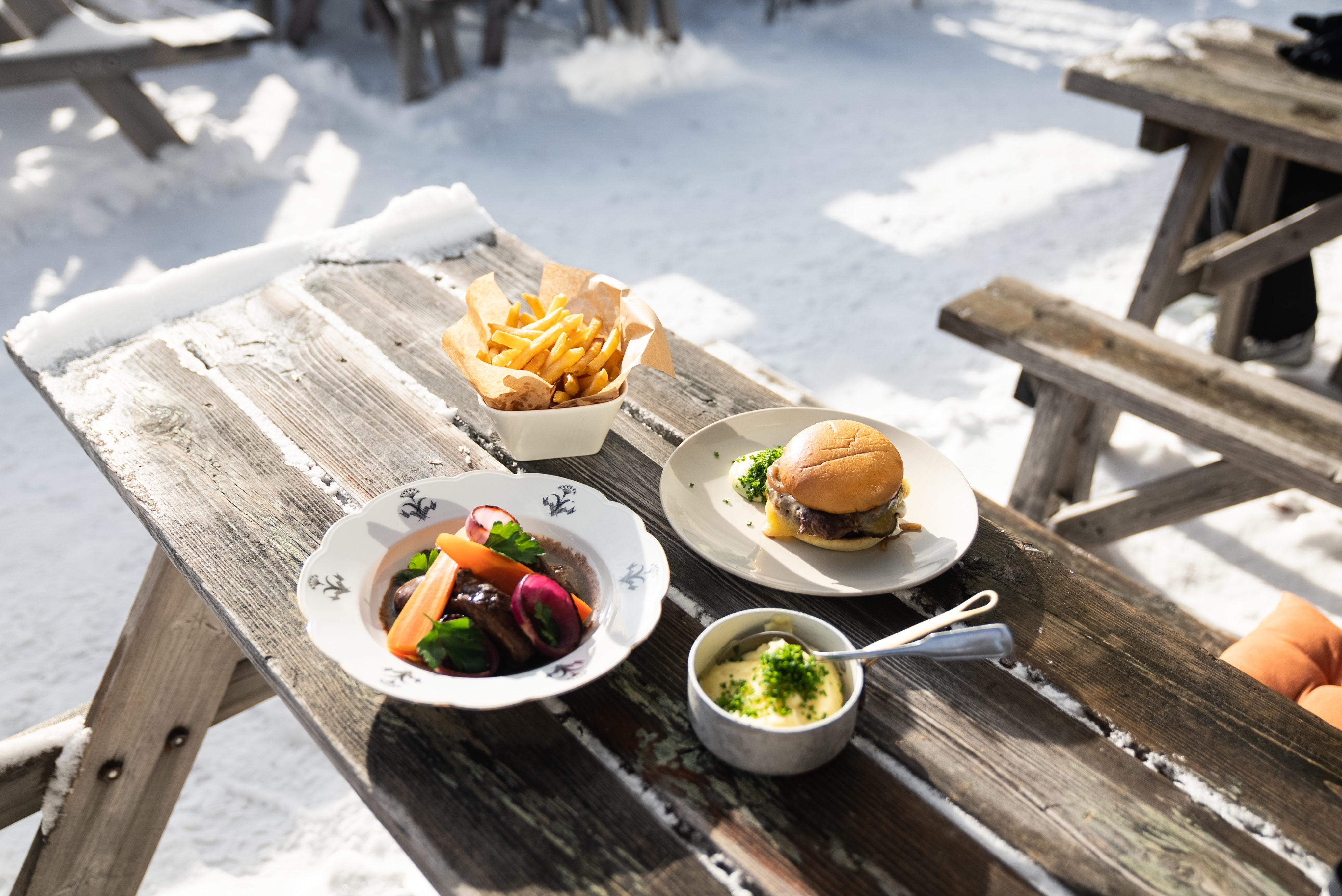 Mat från Hovfjällets restaurang serverad utomhus i vintersolen