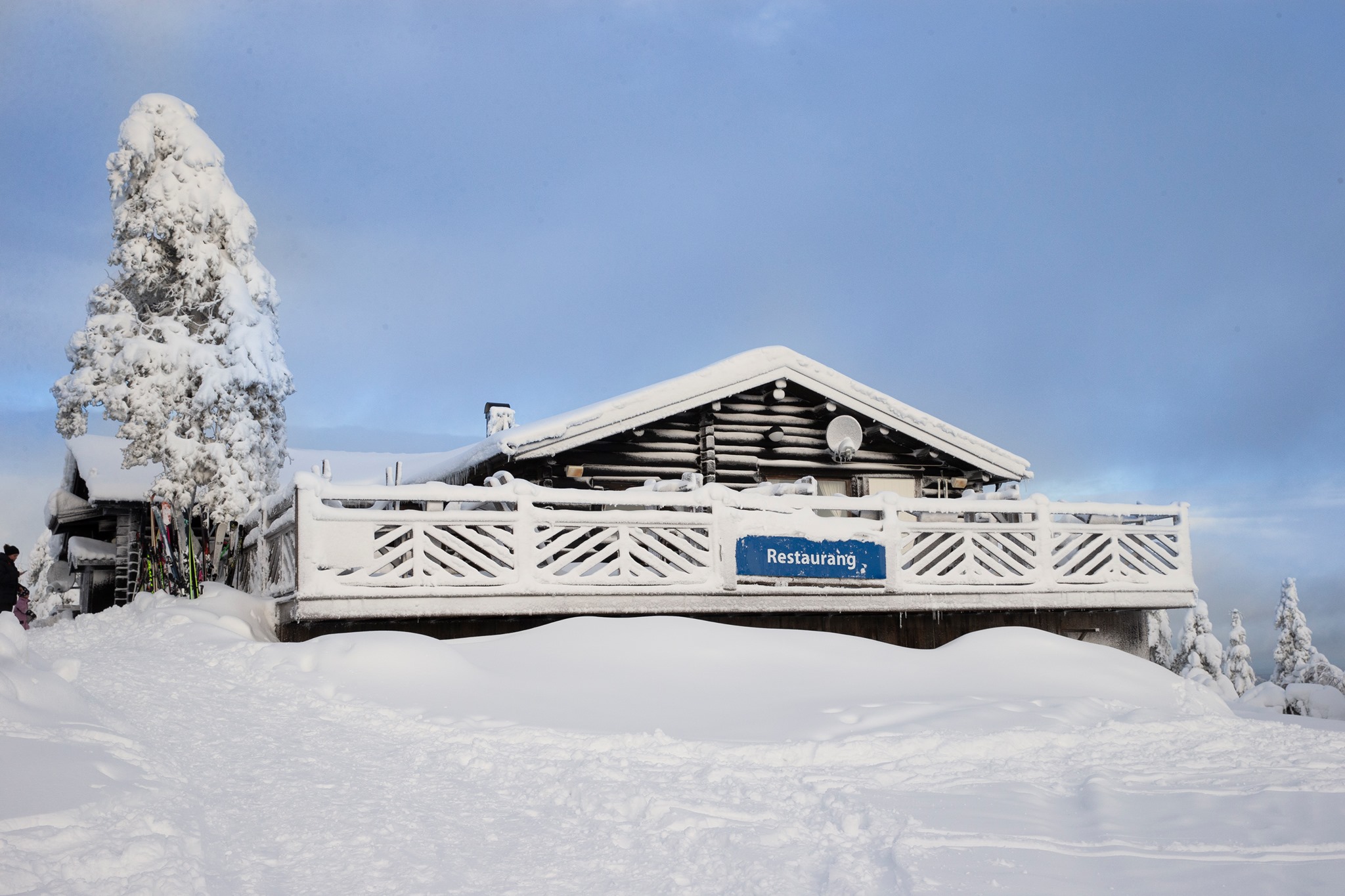 Hovfjällets timrade restaurang omgiven av djup snö